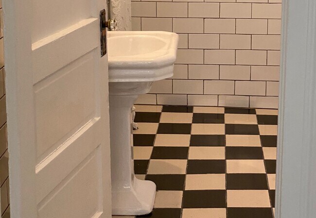 Baño renovado - No Apartments Available - 358 Warren St