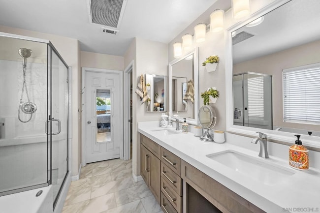 Building Photo - 3925 Estancia Dr