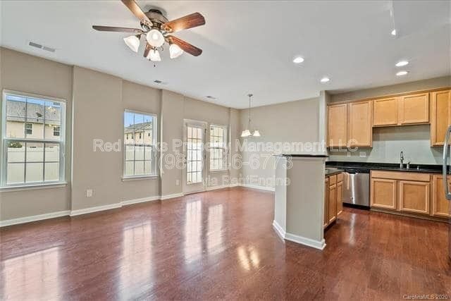 Foto del edificio - 2420 Silverthorn Dr