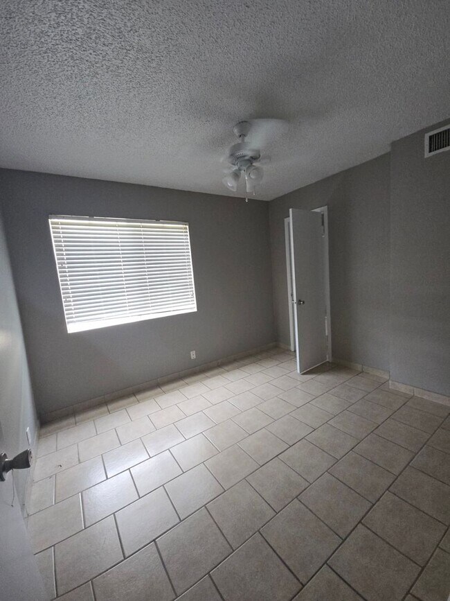Foto del edificio - 6815 Basilwood Dr
