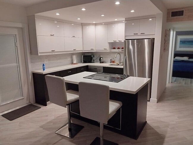 Foto del edificio - 2811 NE 51st St