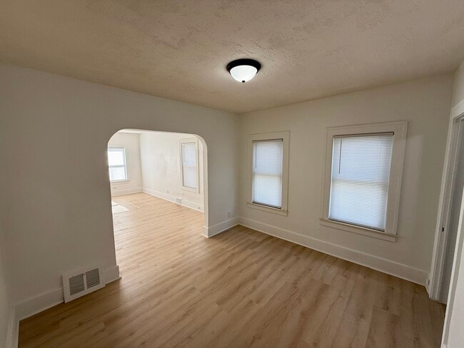 Building Photo - 146 Bondie St