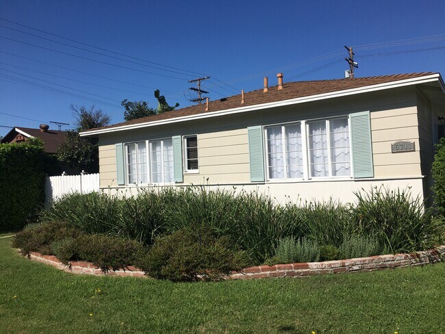 Foto del edificio - 5711 Woodman Ave