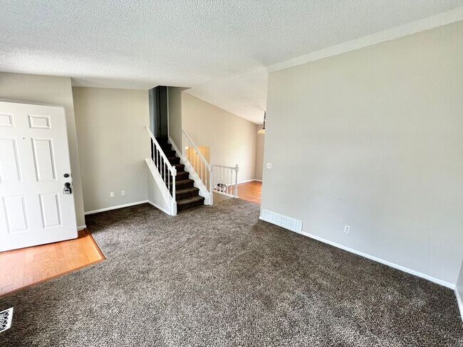 Foto del edificio - 3 bed, 1 bath Tri-level Home in Foxstone N...