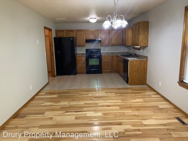 Building Photo - 3 br, 2 bath House - 511 E. Ozark Jubilee