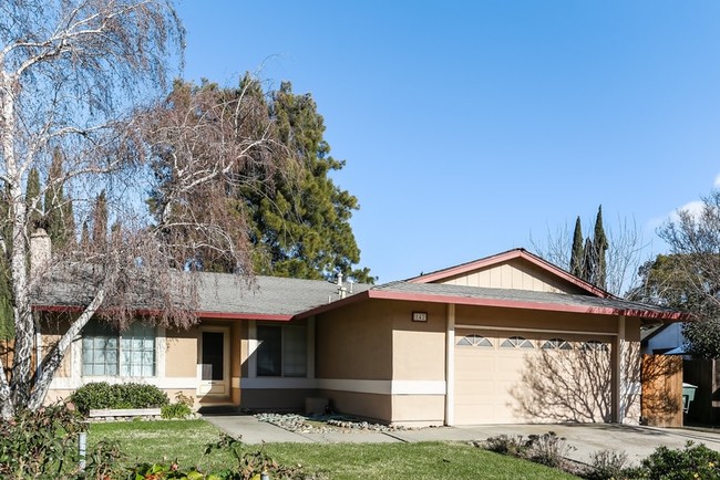Building Photo - 142 La Paz St