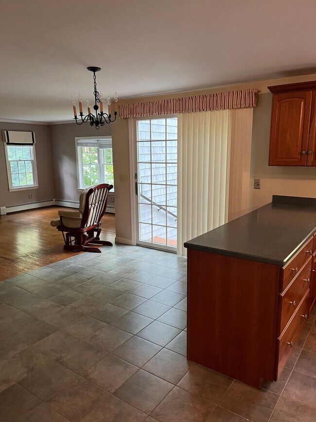 Building Photo - Executive 4 Br / 2.5 Ba Executive Colonial in Sandwich
