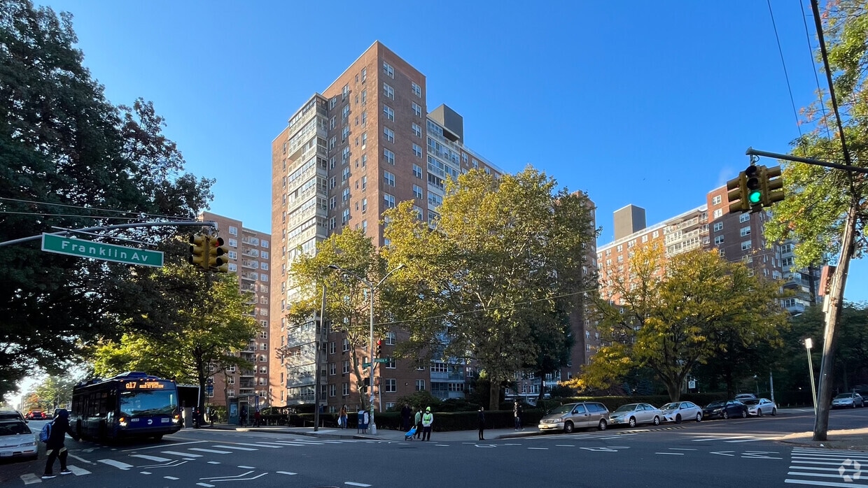 43-32-43-70 Kissena Blvd Flushing - Carlyle Skyline Towers