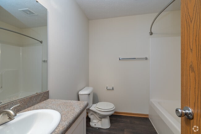 2 habitaciones, 2 baños, 1163 pies cuadrados, baño principal - Park Hill at Fairlawn