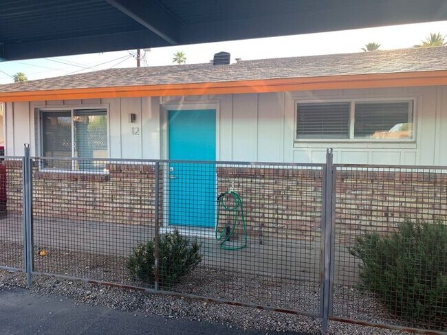 Building Photo - One Bedroom One Bath Enclosed Yard