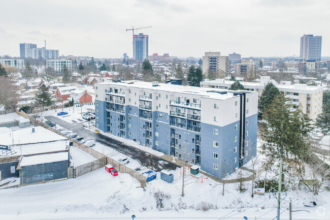 Building Photo - Spurline Flats