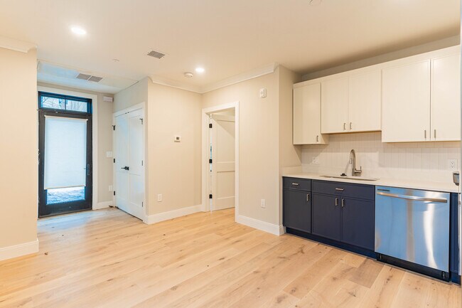 Building Photo - 157 Everett St