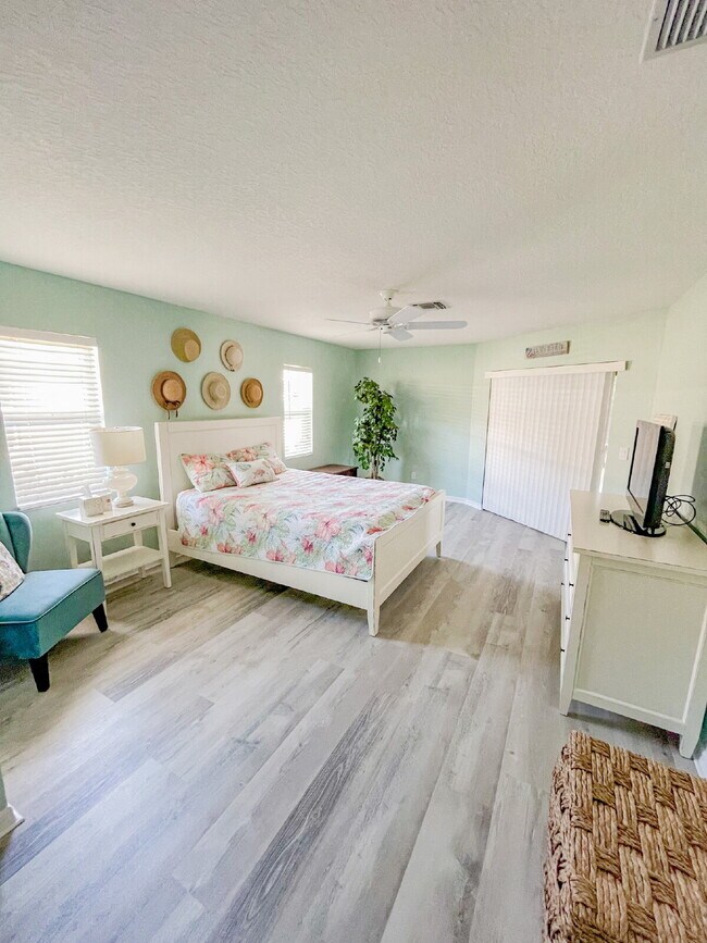 Foto del edificio - Close to beaches and downtown!