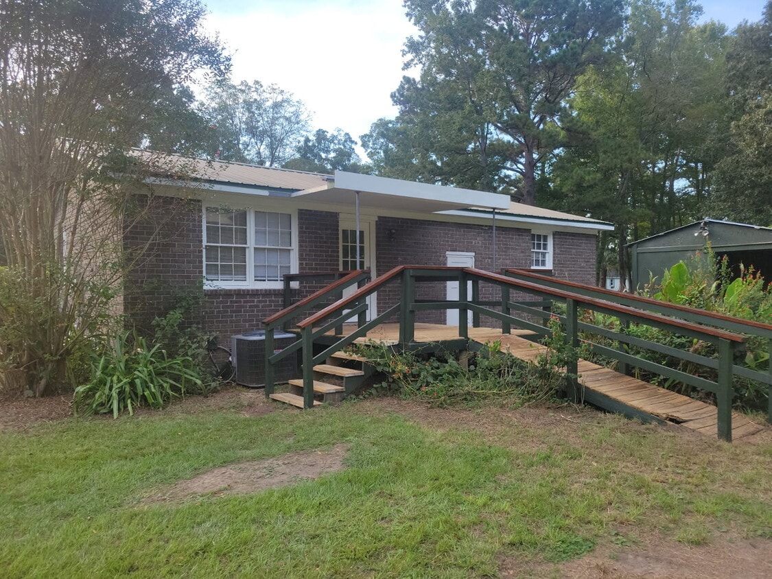 Building Photo - 7234 Commodore Rd