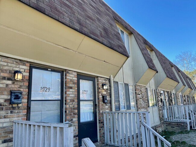 Foto del edificio - Cute and Convenient  South Nashville Townhouse near BNA and Woodbine - Renovated