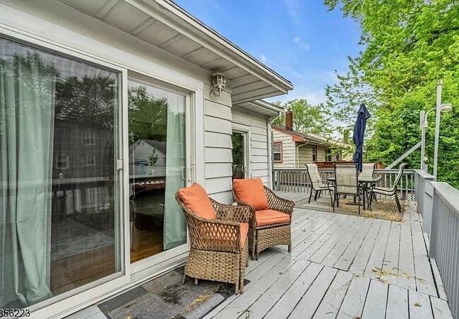 Foto del edificio - 548 Birchwood Rd