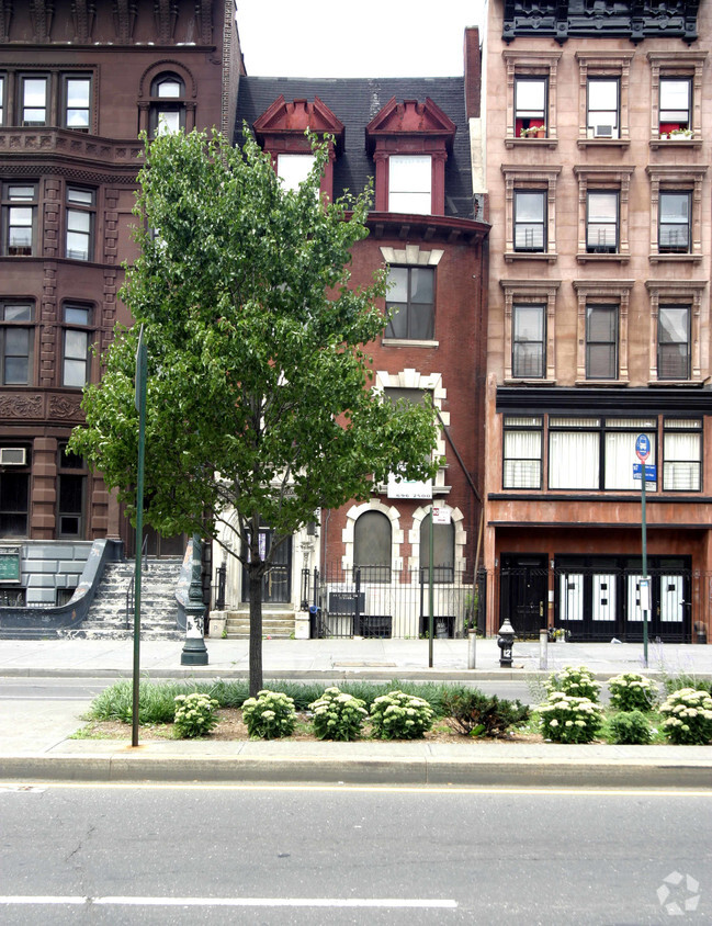 Foto del edificio - 229 Lenox Ave