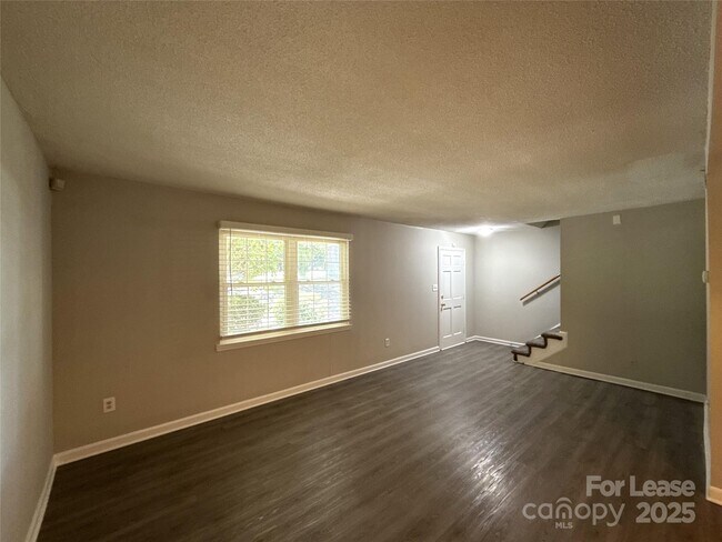 Foto del edificio - 10949 Park Rd