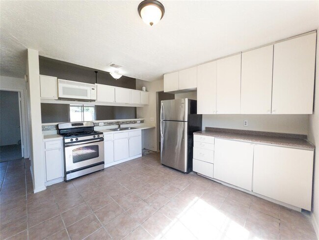 Building Photo - 2907 Helmsley Dr