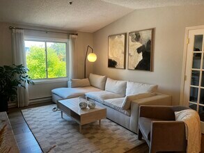 Building Photo - 2100 Ridge Dr