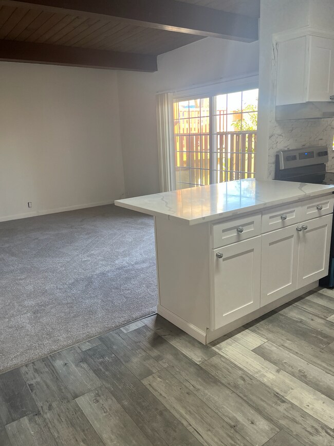 Building Photo - 645 Manor Dr