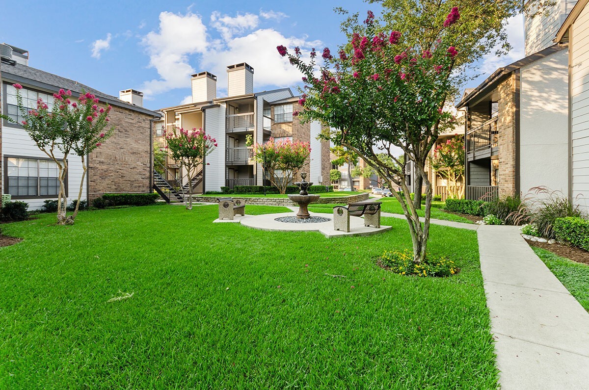 Hilton Head Apartments Courtyard with Fountain - Hilton Head