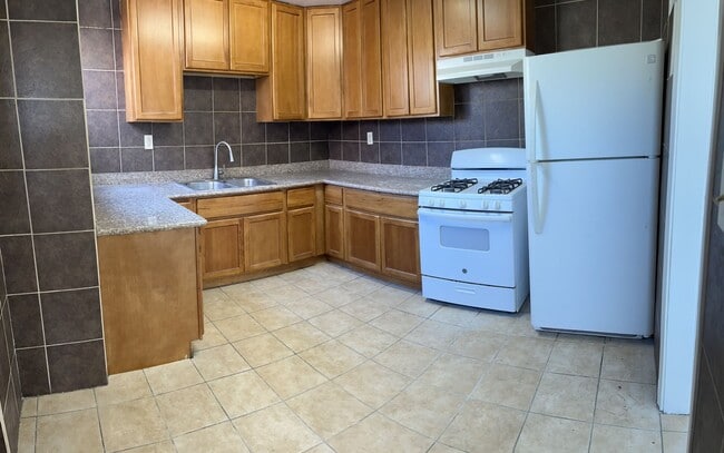 Foto del edificio - 2740 73rd Ave Unit B