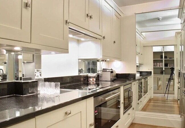 Building Photo - Lovely one bedroom one bath unit.