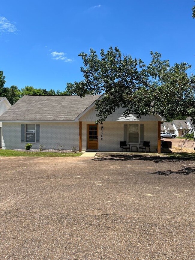 Building Photo - 200 Leigh Ln