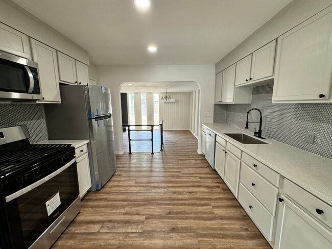 Building Photo - MOVE IN SPECIAL 4 Bedroom 2 bath