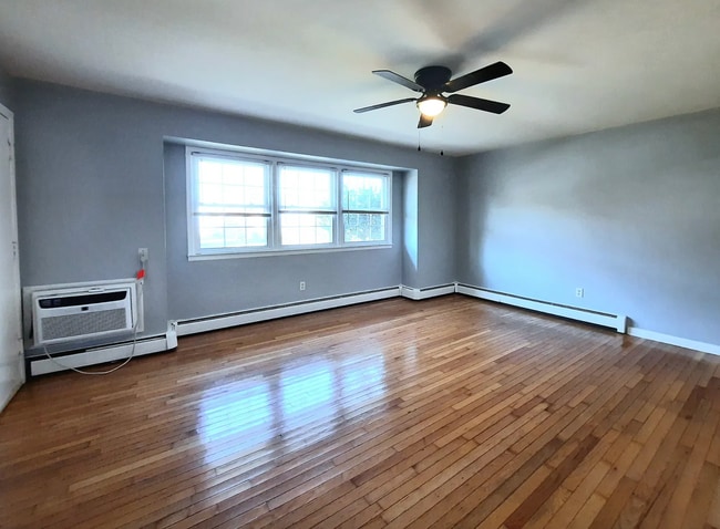 Living room - 5410 Suffolk Ct