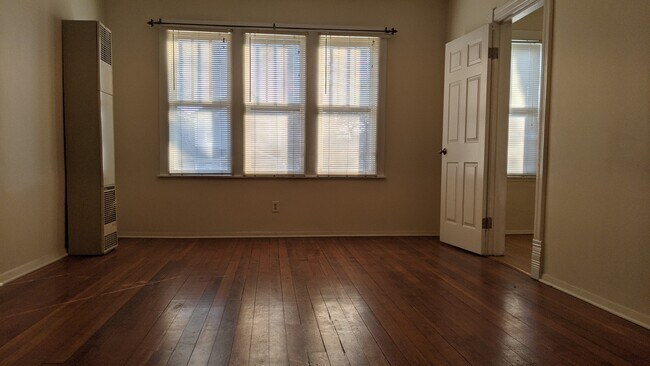 Building Photo - 2126 W Barry Ave