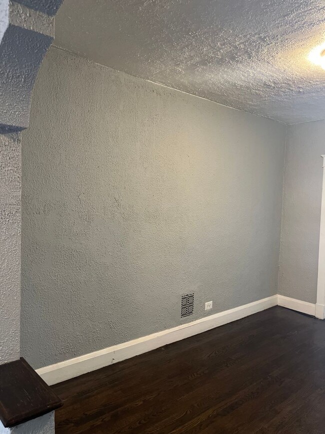 Building Photo - Welcome to this Charming Home