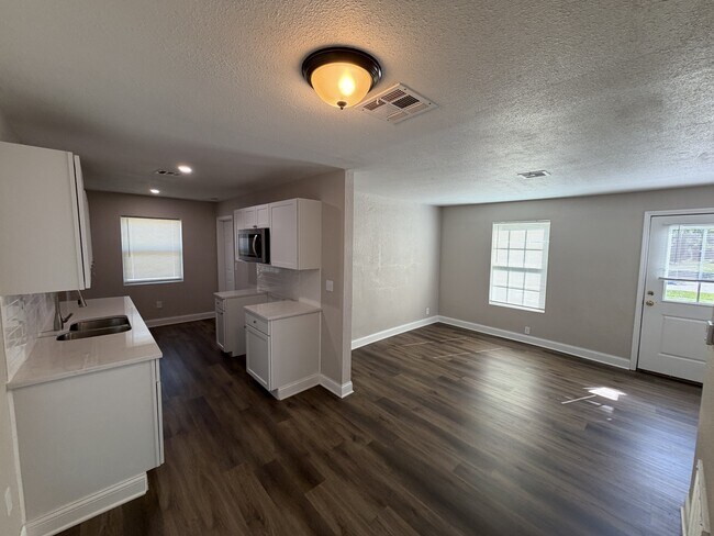 Foto del edificio - 1557 N Volutsia