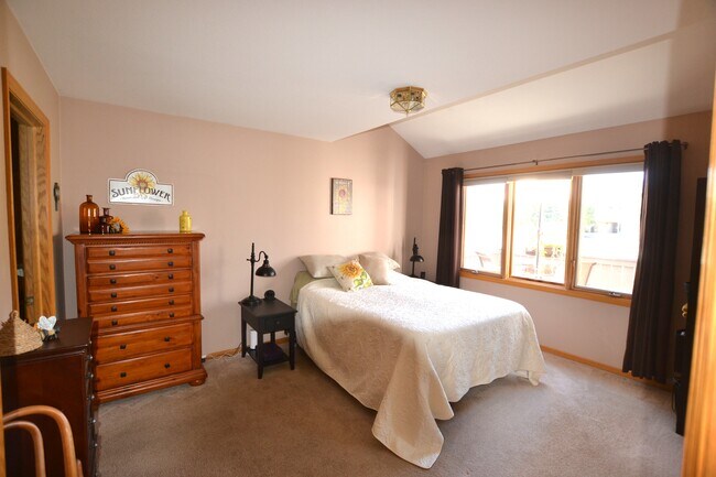 Building Photo - 1500 Raven Circle