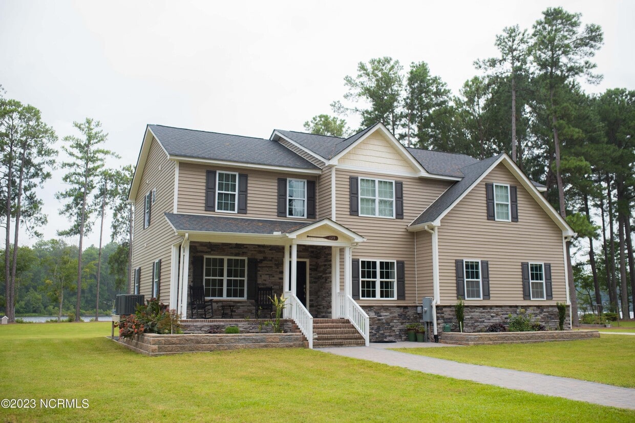 129 Lakeview Dr, Whispering Pines, NC 28327 House Rental in
