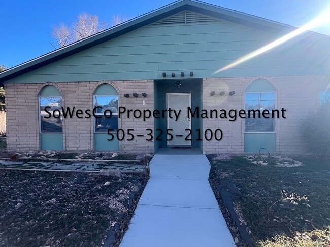 Foto del edificio - FULLY FURNISHED  3 Bedroom - Short or Long Term Available