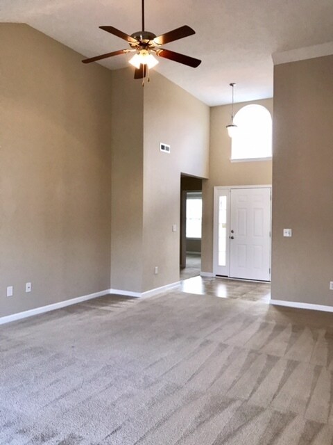 Foto del edificio - Move In Ready! 3 Bedrooms, 2 Baths & garage!