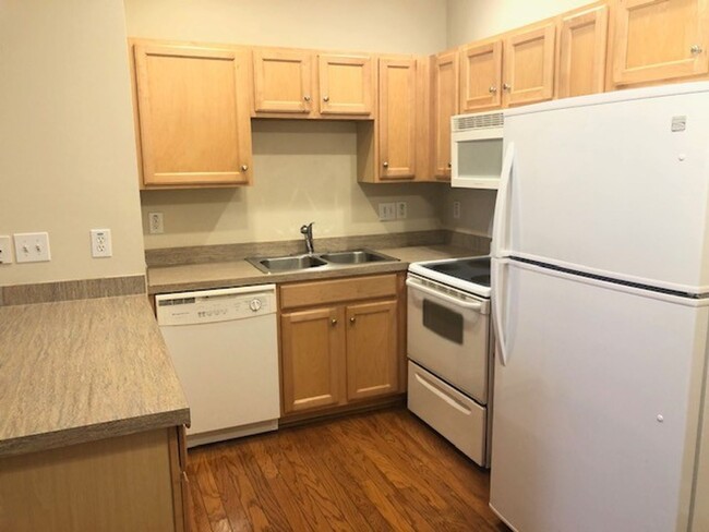 Foto del edificio - 2 Bedroom 2 Bath Condo in Radcliffe Place ...