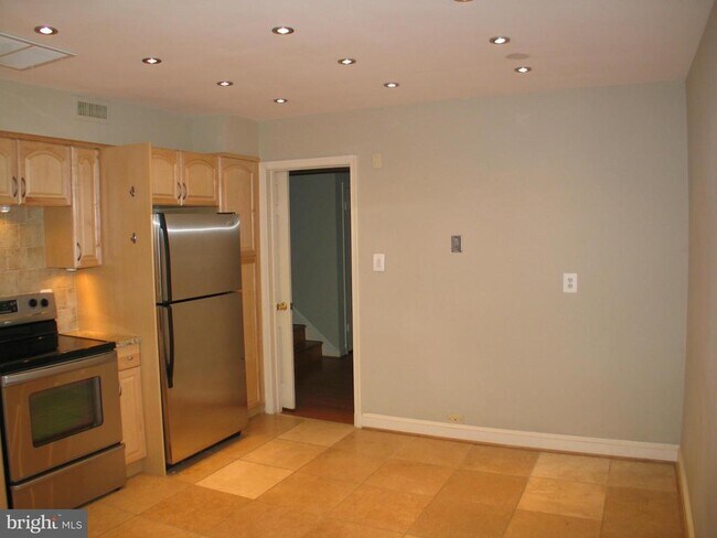Building Photo - 5707 Cromwell Dr