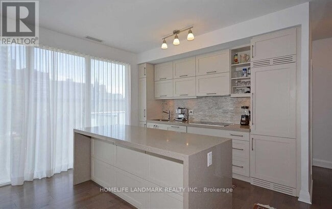 Building Photo - 1080 Bay St.