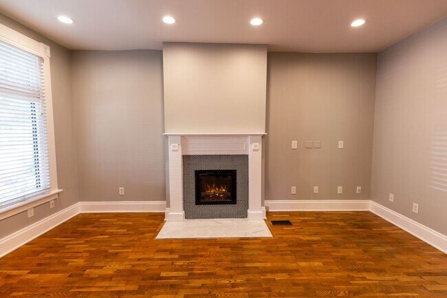 Foto del edificio - 221-223-223 Thurman Ave