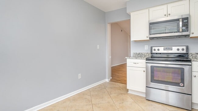 Building Photo - 3 bedroom, 2 bathroom, open concept home in the heart of Virginia Beach!