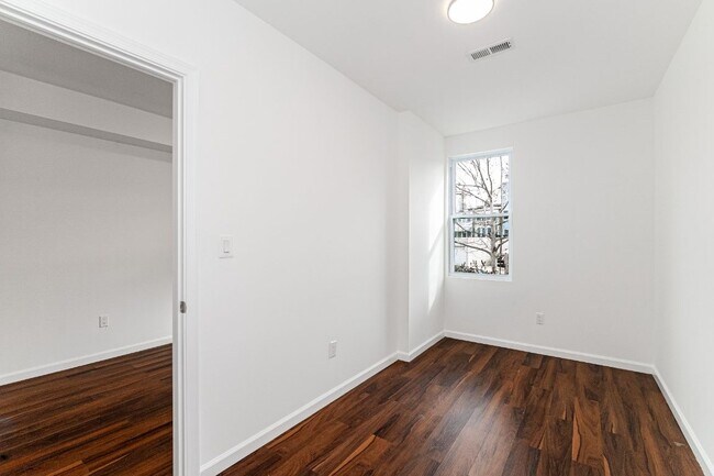 Foto del edificio - 1838 C St SE