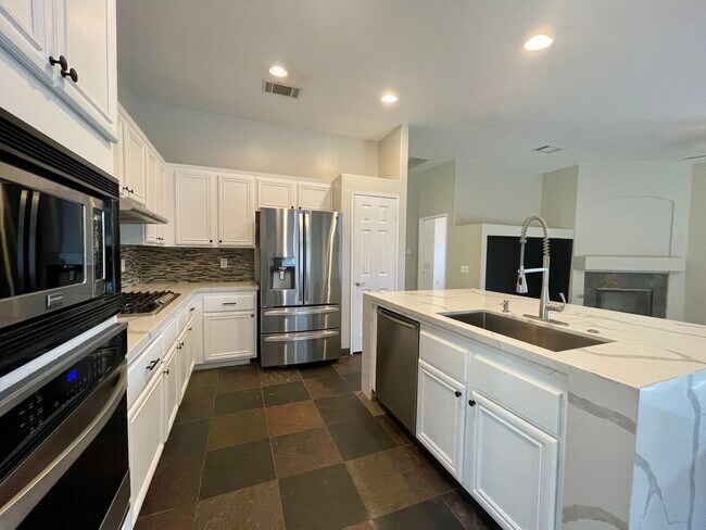 Foto del edificio - AVAILABLE NOW! STUNNING 4 Bedroom / 2 Bath...