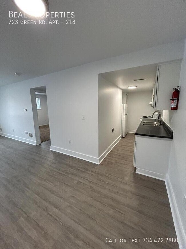 Building Photo - 723 Green Rd