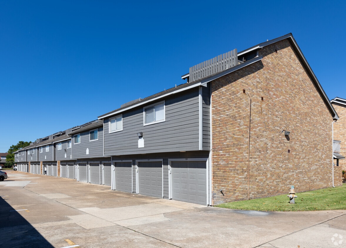 Primary Photo - Willow Run Townhomes