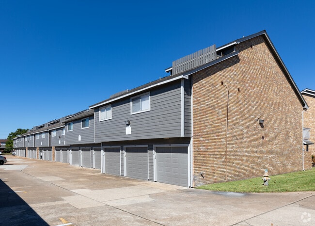 Building Photo - Willow Run Townhomes
