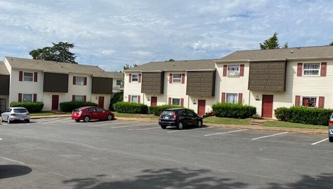 Foto del edificio - 3 bed, 2 1/2 townhome - Sharon Lakes off S...