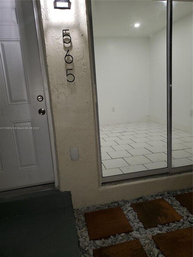 Foto del edificio - 565 NE 12th Ave